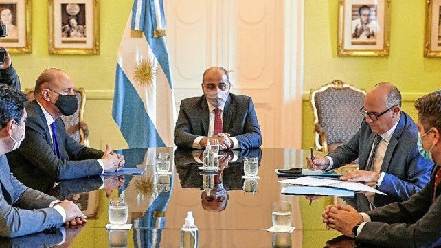 El gobernador de Santa Fe, Omar Perotti, junto al jefe de Gabinete de Ministros de Nación, Juan Manzur; y al ministro de Transporte de Nación, Alexis Guerrera, en la firma de contratos para la obra Circunvalar del ferrocarril Belgrano Cargas.
