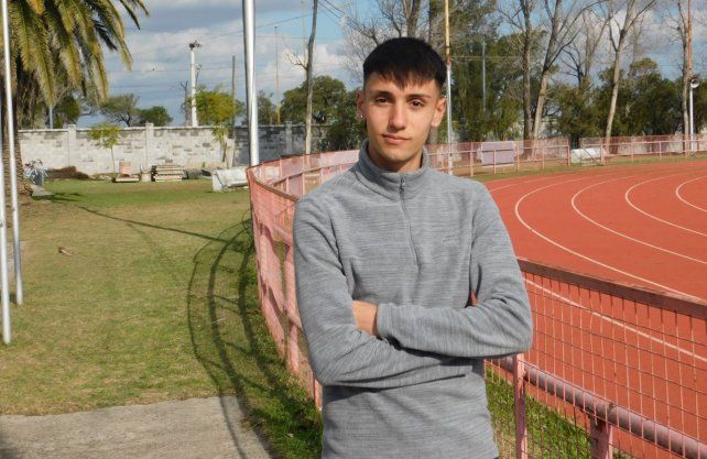 Santino es entrenado por el profesor Nicolás Camargo, pero además asiste a la escuela y es peluquero.