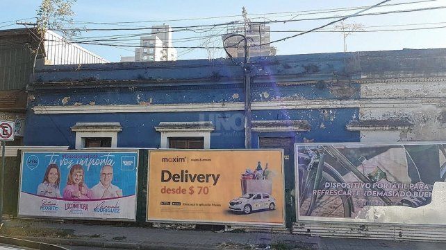 El edificio está ubicado en la intersección de San Luis y La Rioja, frente al Palomar