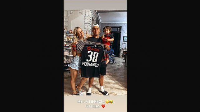 Brian Fern&aacute;ndez le obsequi&oacute; la camiseta n&uacute;mero 38 de Col&oacute;n que us&oacute; ante Central C&oacute;rdoba a su mujer Araceli Fessia.