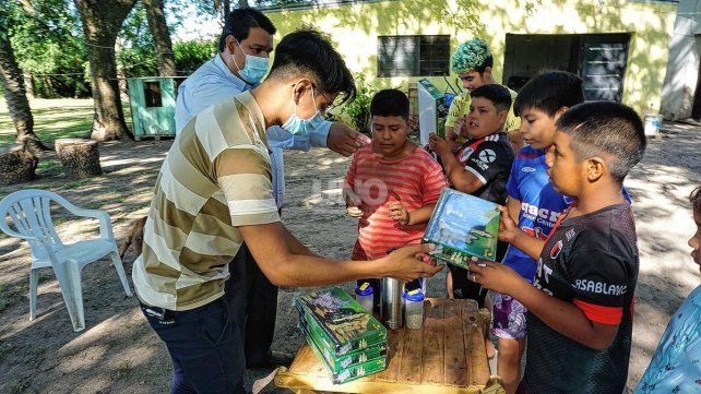 Atahualpa Larrea en el Lugar Barrial de Ajedrez junto a los chicos del Barrio Santa Rosa de Lima.