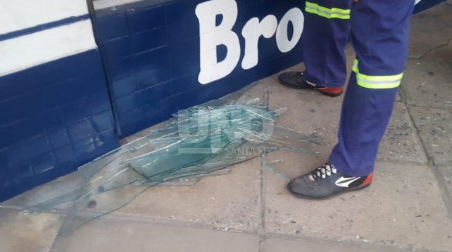 Robaron la zapater&iacute;a esta madrugada rompiendo el blindex.