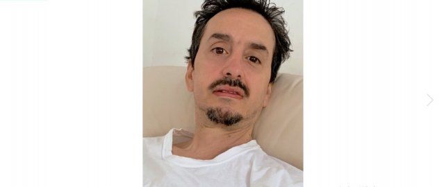 "Hola amores!! Estoy en el mismo infierno, muy agotado, para poder explicar gráficamente el 1% de lo que siento todo el día. Es como si estuviera acostado en el piso y un elefante parado arriba mio sin moverse y una de sus patas en mi cara, a eso sumamos el dolor de mis tobillos, pies, manos, muñecas y venas", escribió el artista hace un mes. "Si me encuentro escribiendo esto para todos, es por que soy un cabeza dura y mientras escucho a Los Abuelos de la Nada sigo queriendo mi recuperación".