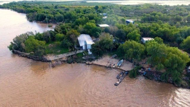 Fabiana Rodríguez es directora de la Escuela Nº 1139 “Pedro Miguel Romano Ahumada”, ubicada en la Isla del Espinillo, frente a la ciudad de Rosario Fabiana Rodríguez es directora de la Escuela Nº 1139 “Pedro Miguel Romano Ahumada”, ubicada en la Isla del Espinillo, frente a la ciudad de Rosario