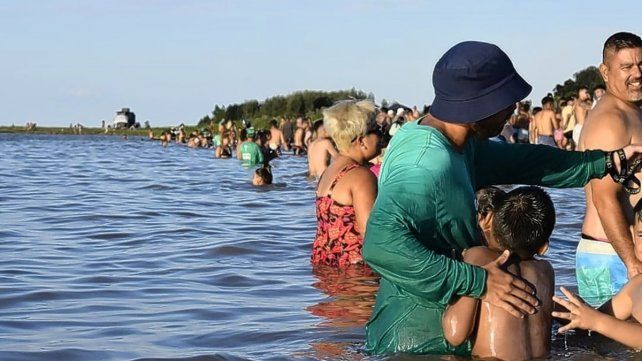 Pese a estar prohibido, los santafesinos ingresan igual a las aguas de La Setúbal
