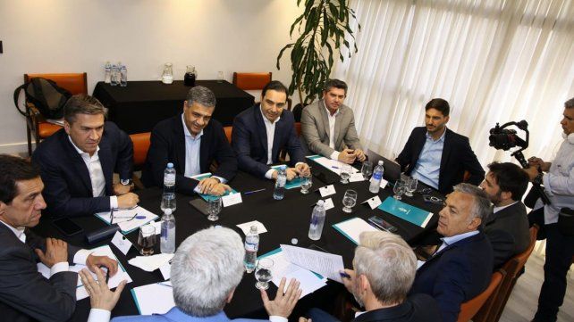 EL gobernador electo, Maximiliano Pullaro junto a gobernadores de Juntos por el Cambio durante una reunión en Buenos Aires tras el resultado electoral.