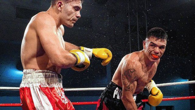 Emiliano Pucheta GKOT9 a Juan Manuel Taborda en el festival organizado por Arano Box en la localidad de Justiniano Posse.