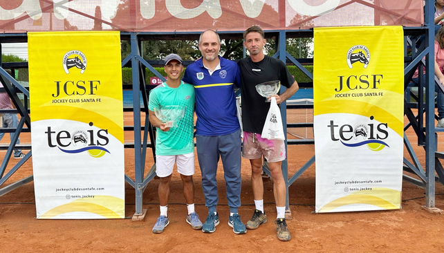 El misionero Santiago Russo (izquierda), Luis Coudannes (organizador) y el santafesino Lautaro Corthey en el certamen jugado en Santa Fe.