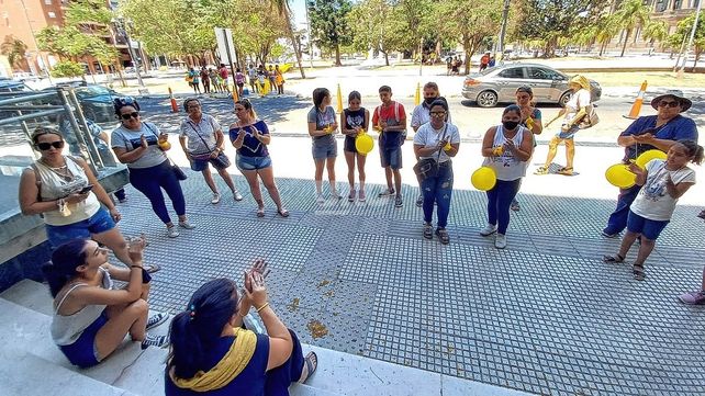 Pañuelos Amarillos, la agrupación en contra de los abusos sexuales infantiles, acompañó a la familia del adolescente con aplausos en las afueras de Tribunales este mediodía. La audiencia duró dos horas.