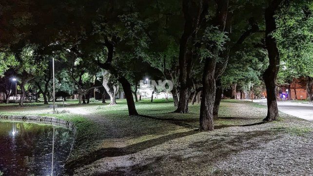 Así lucía la iluminación del Parque Garay antes del vandalismo. 