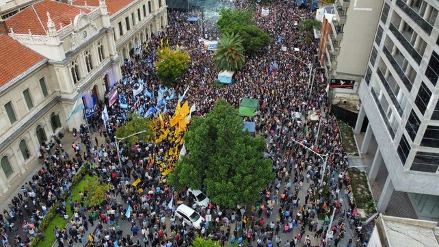 La comunidad universitaria santafesina vuelve a marchar este miércoles en rechazo al veto de Milei a la ley de financiamiento