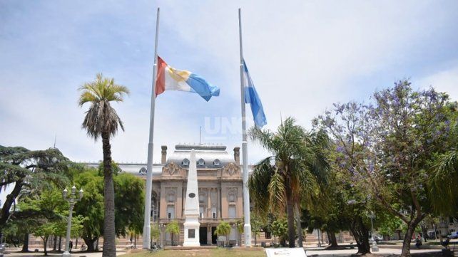 Por Maradona, Casa de Gobierno mostr&oacute; sus banderas media asta