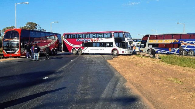 Transportistas de turismo autoconvocados cortaron durante toda la jornada la autopista Santa Fe-Rosario.