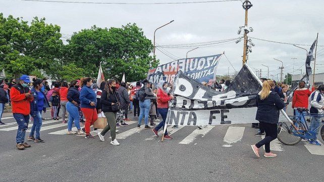 Movimientos sociales realizan un piquetazo nacional en el ingreso a Santa Fe, en Iturraspe y Perón 