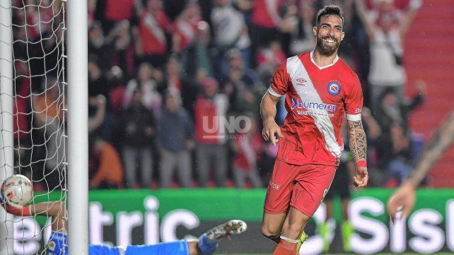 El paraguayo Gabriel Ávalos marcó los dos goles en la victoria de Unión sobre Argentinos Juniors. 