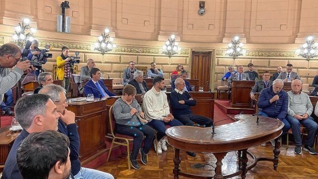 El presidente de Colón, José Vignatti, pronunció unas palabras en el reconocimiento a Lucas Alario.