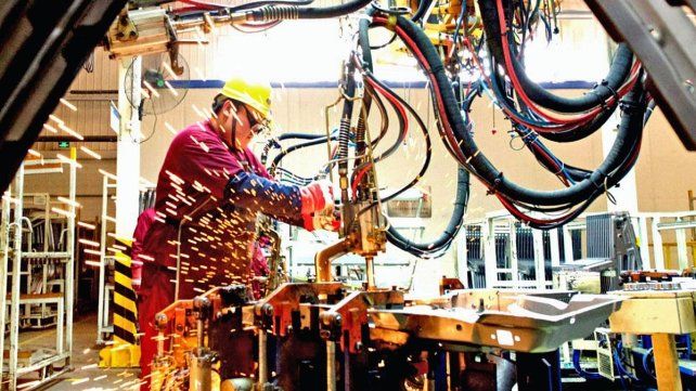 Los industriales de Santa Fe encienden luces de alarma por la apertura de importaciones que impulsa Javier Milei. 