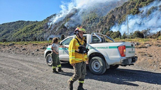 Brigadistas santafesinos combaten los incendios en Neuquén.
