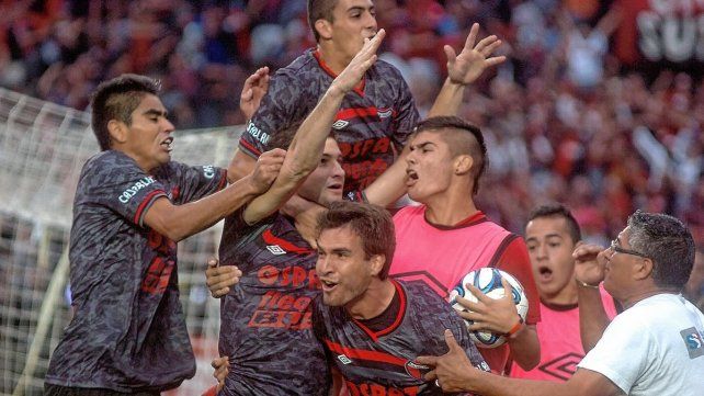 Lucas Alario encaminó la victoria de Colón ante Boca Unidos para el ascenso.