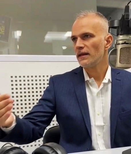 Martin Schneider es Contador Público (MP. 4138 CPCEER)