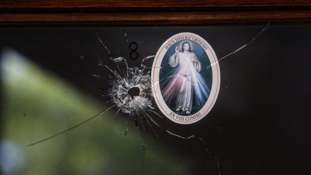 Uno de los disparos contra el frente de la tradicional parrilla en la ciudad de Rosario