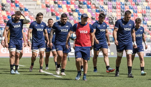  El entrenador Felipe Contepomi junto a sus jugadores en el Captain´s Run realizado en el Madre de Ciudades.