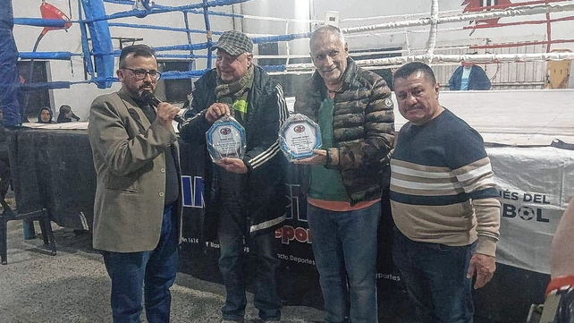 Ricardo Porta, Osvaldo Rivero y Claudio Martinet junto a Ariel Maradona en barrio Transporte.