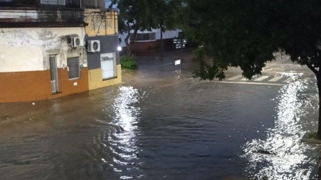 Copiosas lluvias en pocos minutos trajeron inconvenientes en distintos barrios de la ciudad Copiosas lluvias en pocos minutos trajeron inconvenientes en distintos barrios de la ciudad