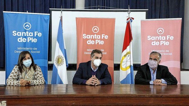 La secretaria de los Derechos de la Niñez, Adolescencia y Familia Patricia Chialvo, el secretario Nacional de Niñez, Adolescencia y Familia Gabriel Lerner y el ministro de Desarrollo Social, Danilo Capitani.