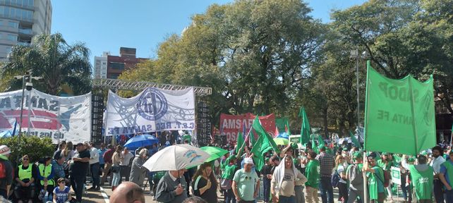 Masiva manifestación de gremios contra la reforma jubilatoria frente a la Legislatura