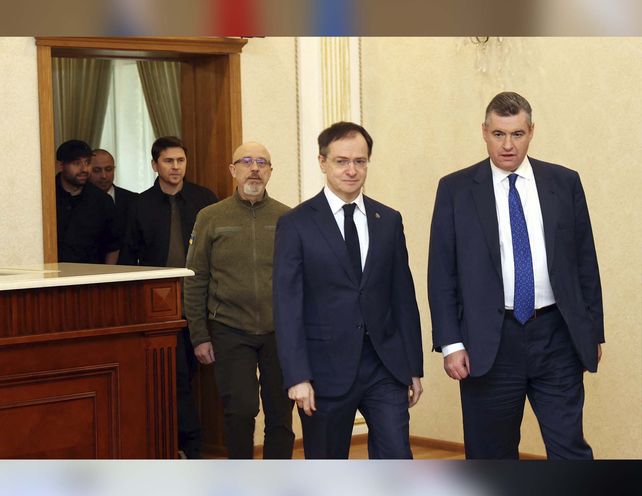 Ucrania y Rusia se reunieron en Bielorrusia y Kiev exigi&oacute; el retiro de las tropas invasoras