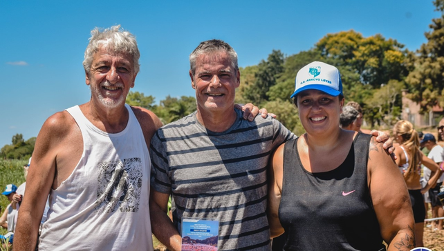 El múltiple campeón mundial de aguas abiertas, Diego Degano, recibe un reconocimiento de parte del dirigente Fabián Fernández de Arroyo Leyes.