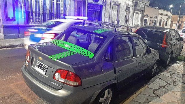 El remis en el que se movilizaba el remisero que embistió al inspector municipal en Paraná. 