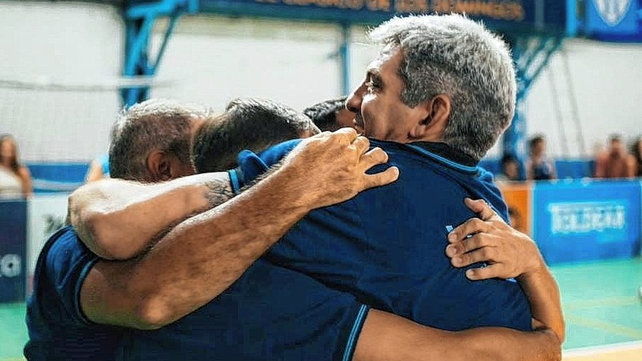 El entrenador de las Doras, Estanislao Vachino festeja con su colaboradores el triunfo ante las entrerrianas.