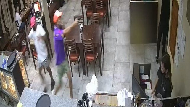 EL momento en que los delincuentes ingresan al comercio y perpetran el robo