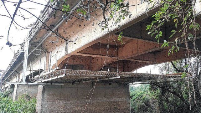 Vialidad Nacional trabaja sobre los arreglos del puente Carretero.