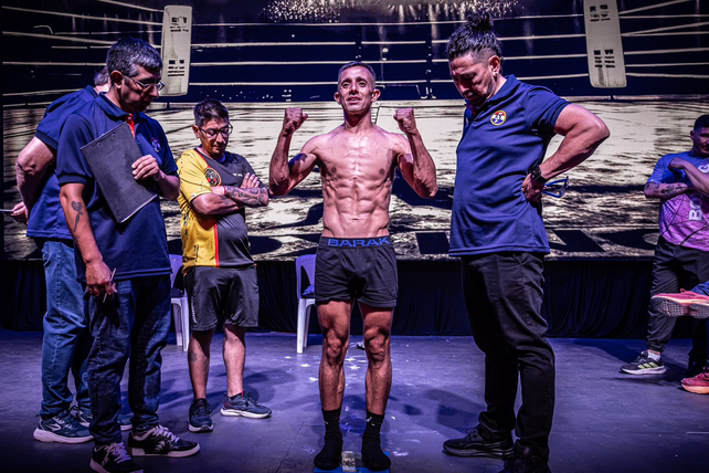 Fernando Astudillo del Boxing Training Center gan&oacute; con absoluta autoridad por RSC en el primer asalto.&nbsp;