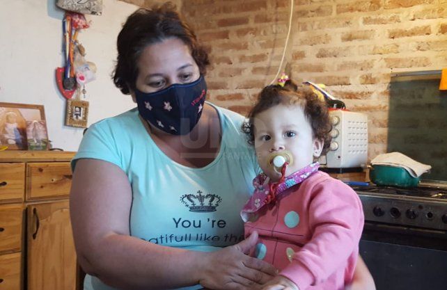 Verónica junto a Amanda de 15 meses, las protagonista de la historia del fin de semana.