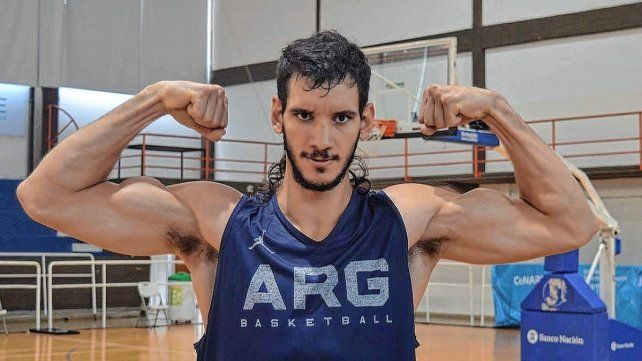 El pivote de Santa Rosa de Lima, con formación en Macabi, Tayavek Gallizzi, forma parte del combinado nacional de básquet.