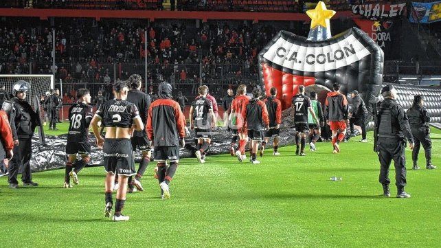 Medero habló con los jugadores de Colón.