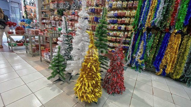 Local comercial repleto de productos navideños en la previa de las fiestas.