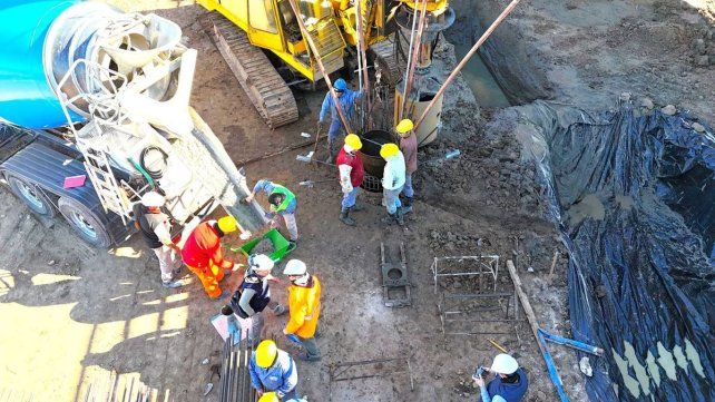 La obra del nuevo puente carretero que unirá Santa Fe con Santo Tomé empieza a cobrar forma concreta con la colocación de los pilotes