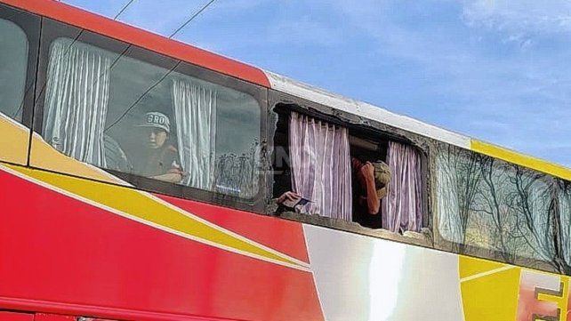 Balazos contra colectivos donde iban a viajar hinchas de Colón a Rosario.