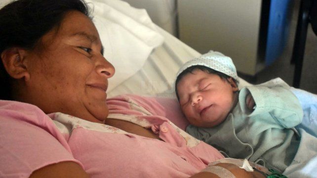 Maia Ávila junto a su mamá Alejandra y a las enfermeras y médicas de la maternidad de Iturraspe Maia Ávila junto a su mamá Alejandra y a las enfermeras y médicas de la maternidad de Iturraspe