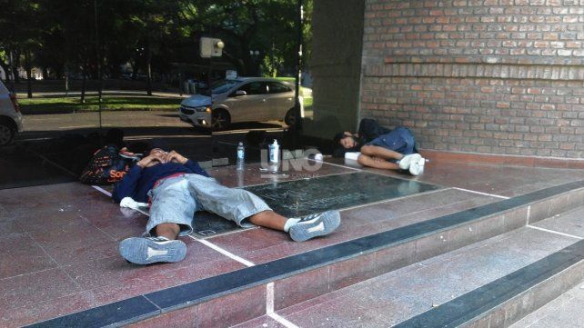 Jóvenes durmiendo en la vúa pública.