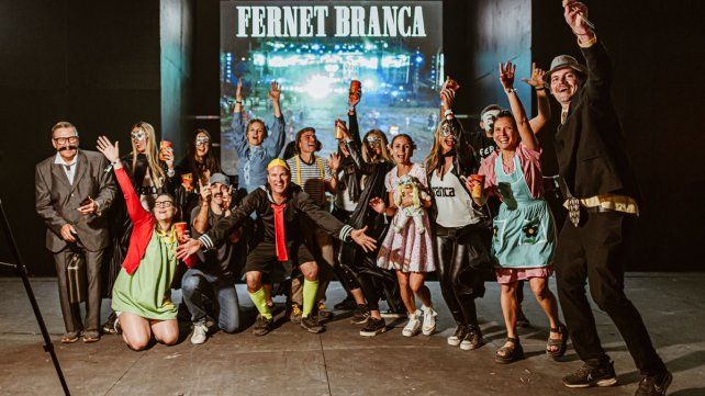 Disfraces creativos, shows en vivo y una multitud disfrutando con fernet en la FDD