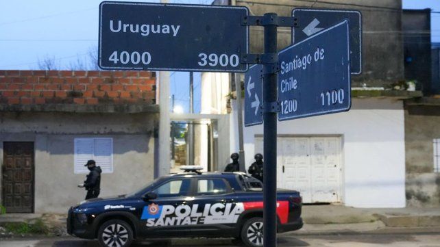 Más de 200 efectivos de la Policía de Santa Fe llevaron adelante durante la madrugada de este jueves 22 allanamientos simultáneos en barrio San Lorenzo