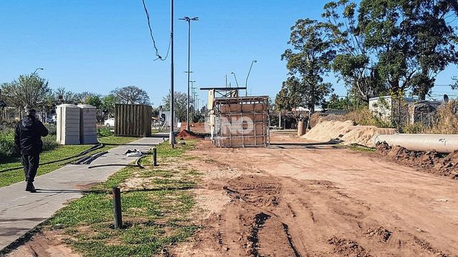 Las obras de cloacas en Bº Coronel Dorrego deberían finalizar a fin de año. Los reiterados hechos de inseguridad que sufren los obreros de dicha construcción, extenderán los plazos.   