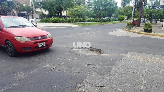 Tremendo pozo. Un socavón de importantes dimensiones apareció este martes por la mañana en la esquina oeste de avenida Freyre y Corrientes.