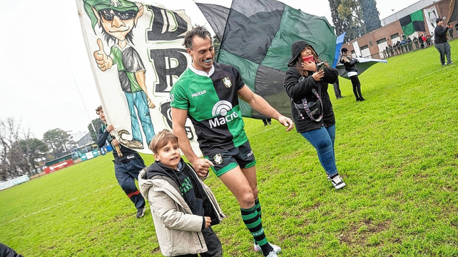 Momento inolvidable para Imhoff, ingresando al campo verdulero con su hijo Basti&aacute;n.